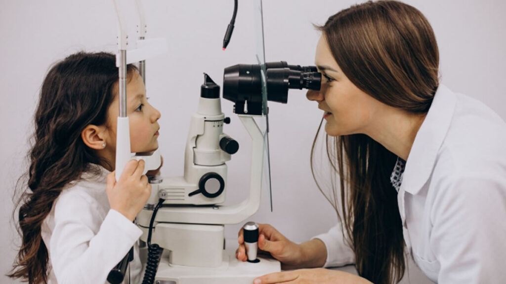 Qual a diferença entre oftalmologista e oftalmopediatra? 1 oftalmologista