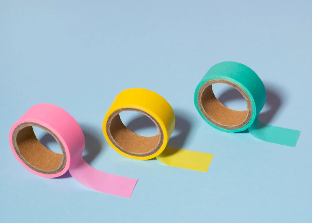 Para que serve a fita adesiva dupla face? 2 arrangement with colorful tapes 1