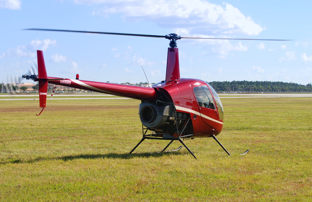 viajar de helicóptero ou avião