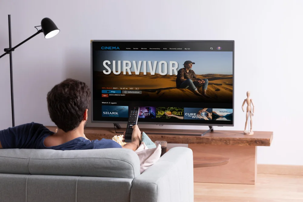 Como assistir seriados online? Opções para ver 8 homem assistindo seu filme favorito na tv